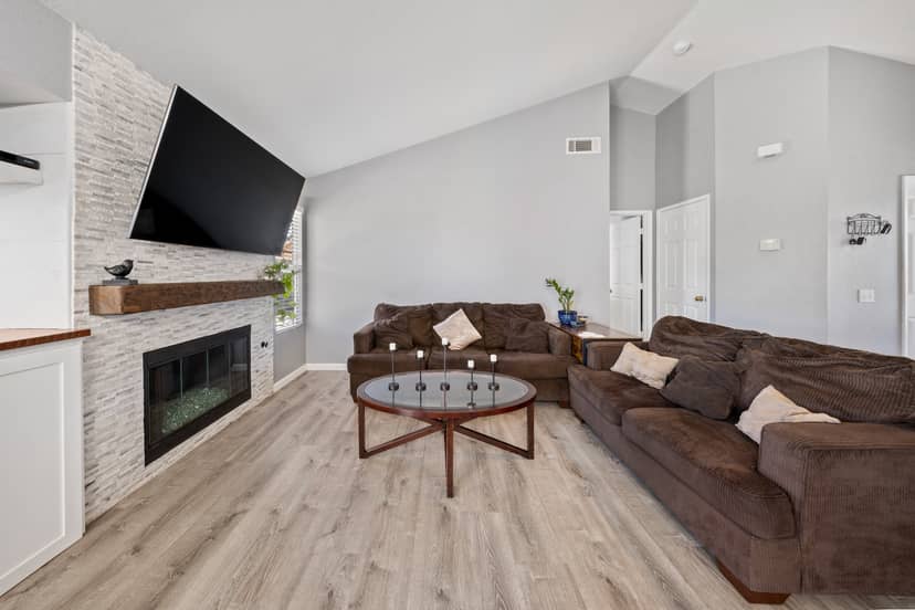 AFFORDABLE -MOVE IN READY! 4