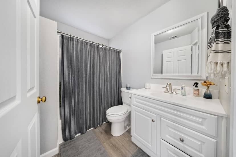 AFFORDABLE -MOVE IN READY! 8